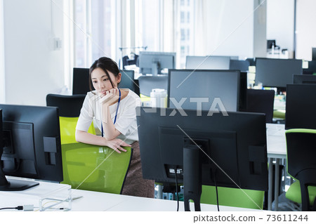 One person comes to work One person comes to work 73611244