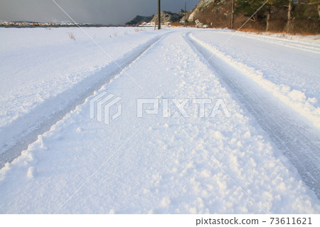 積雪清晰覆蓋輪胎痕跡 73611621