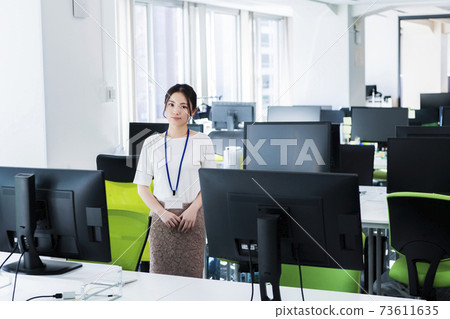 一個人上班 一個人上班 73611635