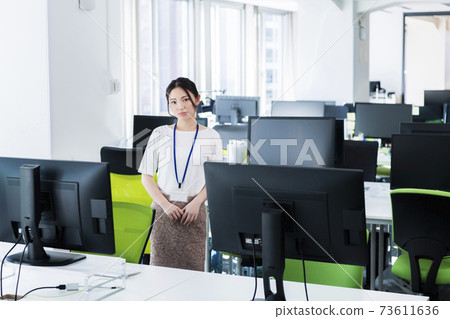 一個人上班 一個人上班 73611636