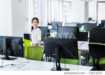一個人上班 一個人上班 73611637
