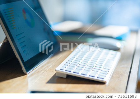 遠程辦公PC矮桌在家工作 遠程辦公PC矮桌在家工作 73611698