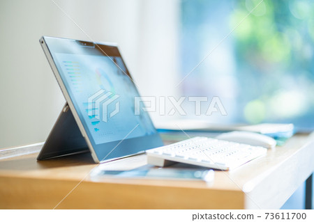 遠程辦公PC矮桌在家工作 遠程辦公PC矮桌在家工作 73611700