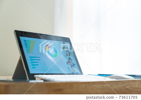 遠程辦公PC矮桌在家工作 遠程辦公PC矮桌在家工作 73611705