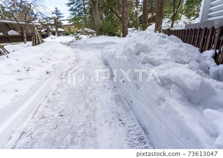 山形縣米澤市冬季上杉神社，下雪天 73613047