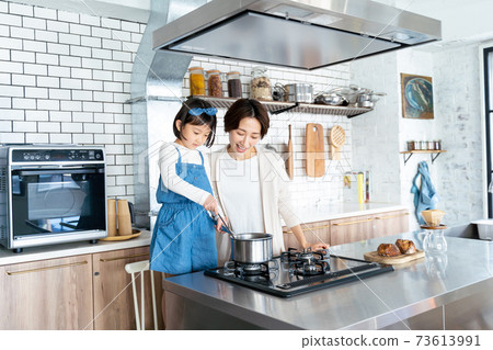 Parents who cook in the kitchen Parents who cook in the kitchen 73613991