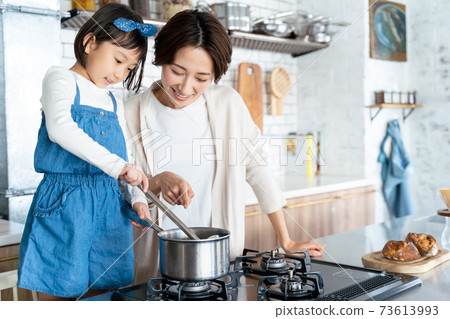 在廚房做飯的父母 73613993