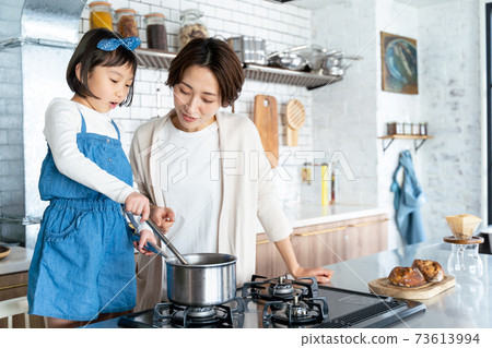 在廚房做飯的父母 73613994