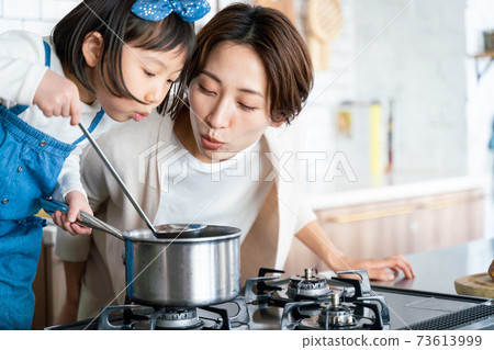 在廚房做飯的父母 73613999