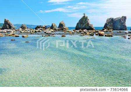 和歌山縣Kushimotobashi藍天的堆岩石 73614066