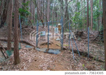 A fence on the mountain trail from Nanasawa Asama Shrine to Kanegatake A fence on the mountain trail from Nanasawa Asama Shrine to Kanegatake 73614305