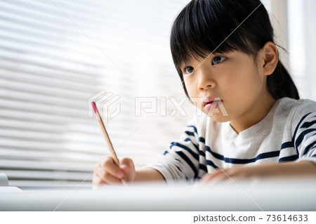 在補習班學習的小學生。 73614633