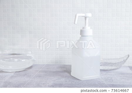 A state of disinfecting hands with an alcohol disinfectant spray. Measures against the new coronavirus COVID-19. 73614667