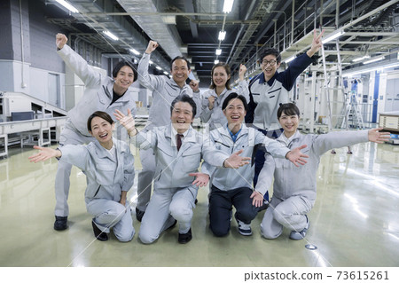 大量工人在工廠合影 73615261