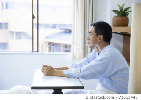 住院中年男子 住院中年男子 73615445