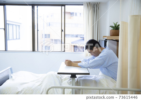 住院中年男子 73615446