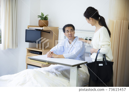 住院中年男子 73615457