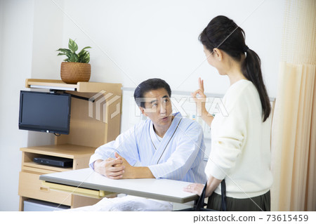 住院中年男子 73615459