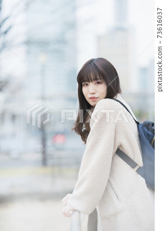 一名年輕的亞裔女子,與她背上的背囊出去 一名年輕的亞裔女子,與她背上的背囊出去 73616037