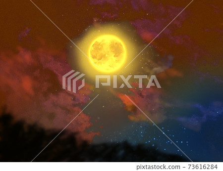 山水畫與滿月的輪廓和草地在黃昏中閃耀 73616284