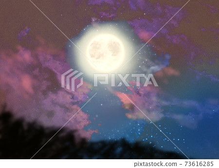 山水畫與滿月的輪廓和草地在黃昏中閃耀 73616285