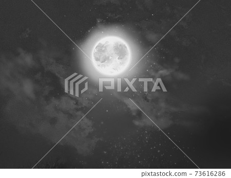 山水畫與滿月的輪廓和草地在黃昏中閃耀 73616286