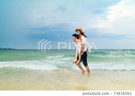 Download Cute Korean Couple Piggyback Ride Wallpaper