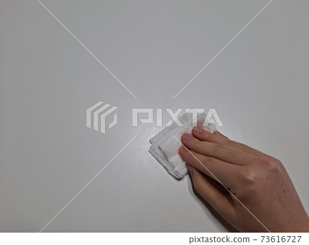 用濕紙巾擦桌子（清潔時） 73616727