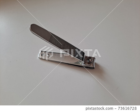 在白色背景上的指甲鉗 在白色背景上的指甲鉗 73616728