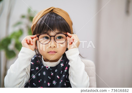 戴著眼鏡的女孩,孩子的視力低下 戴著眼鏡的女孩,孩子的視力低下 73616882