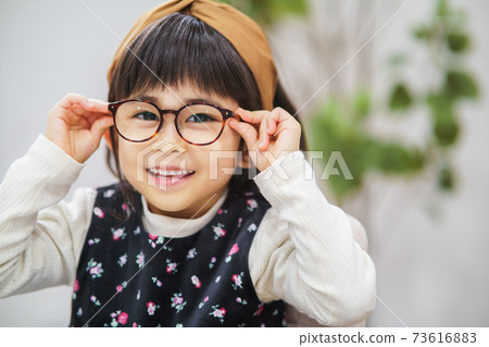 戴著眼鏡的女孩,孩子的視力低下 戴著眼鏡的女孩,孩子的視力低下 73616883