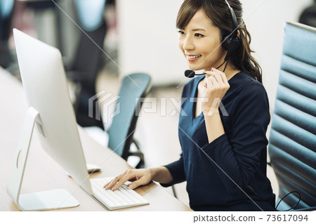 一名女子在呼叫中心工作 一名女子在呼叫中心工作 73617094