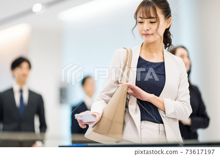 婦女通過其智能手機的安全門進行射擊合作“ LINK FOREST” 婦女通過其智能手機的安全門進行射擊合作“ LINK FOREST” 73617197