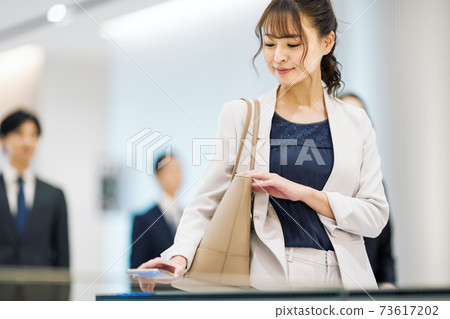 婦女通過其智能手機的安全門進行射擊合作“ LINK FOREST” 婦女通過其智能手機的安全門進行射擊合作“ LINK FOREST” 73617202