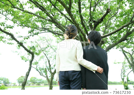 Parents and children looking up at the tree after the graduation ceremony 73617230