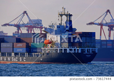 從大阪港出發的大型集裝箱船 73617444