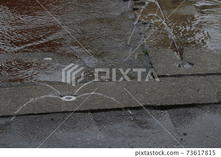 Snow-melting pipe in a convenience store parking lot (Minami Uonuma City, Niigata Prefecture) 73617815