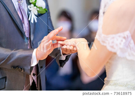 教堂新娘和新郎的戒指 教堂新娘和新郎的戒指 73618975