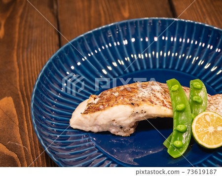 烤鯛魚片。配上豌豆和壽司。 73619187