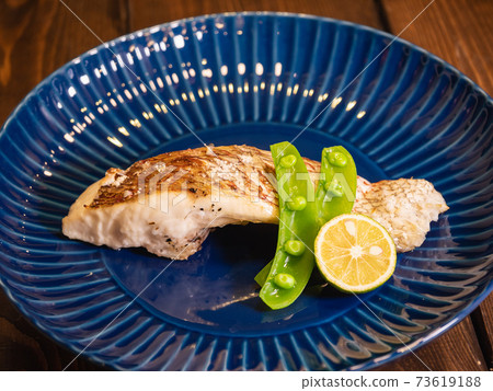 烤鯛魚片。配上豌豆和壽司。 烤鯛魚片。配上豌豆和壽司。 73619188