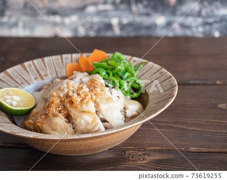 在米頂部的雞肉菜餚，Khao Man Gai用調味汁。 73619255