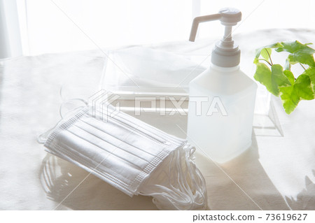 一堆許多無紡布口罩,酒精瓶,薄紙 一堆許多無紡布口罩,酒精瓶,薄紙 73619627