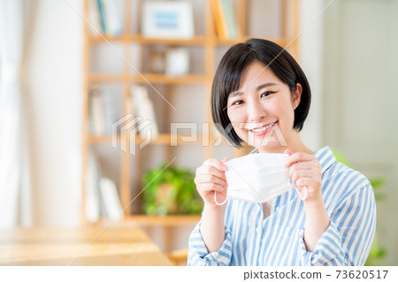 帶著微笑和麵具的年輕女子 73620517