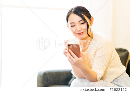 Women's smartphones, cute lifestyles, casual 73622132