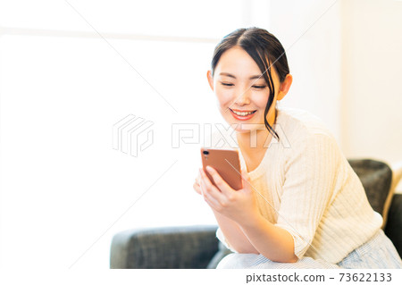 Women's smartphones, cute lifestyles, casual 73622133