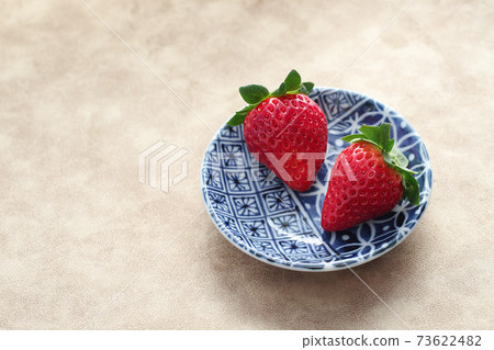 兩個草莓的圖像放在一個小盤子裡(1月,貝尼·霍普) 兩個草莓的圖像放在一個小盤子裡(1月,貝尼·霍普) 73622482