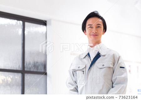 一個穿著工作服的男人 73623164