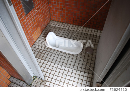 Public toilet 73624510