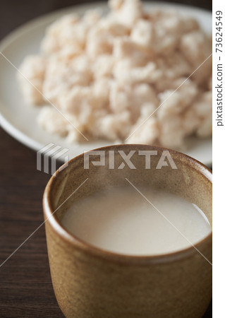 由酒糟製成的甜酒 73624549