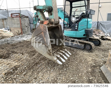 在拆解現場工作的藍綠色挖掘機車 在拆解現場工作的藍綠色挖掘機車 73625546
